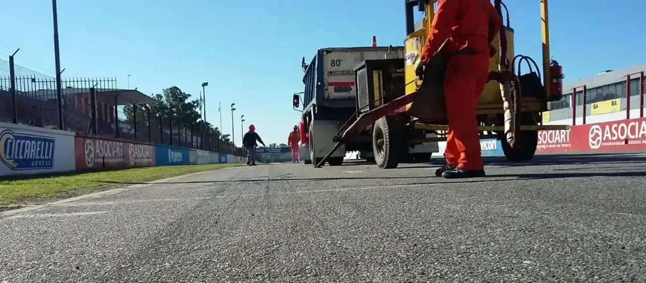Equipo FAMAVI sellando fisuras en ruta argentina
