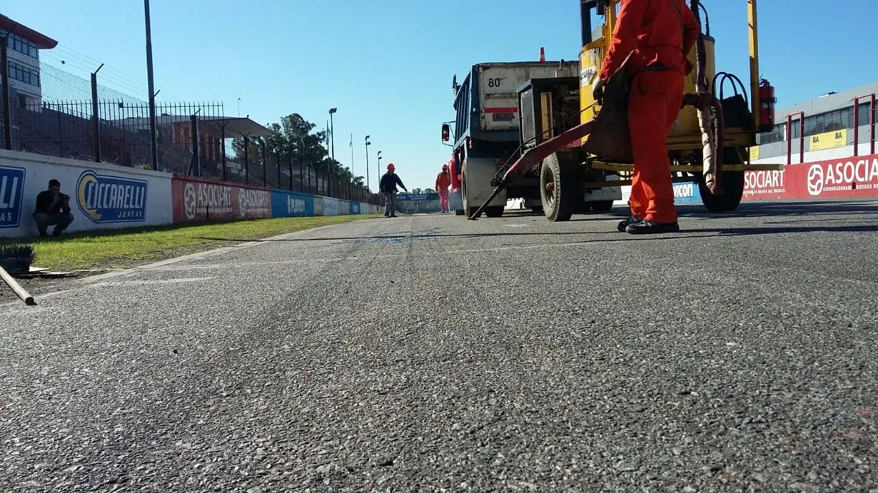 Sellado de juntas en la pista del Autódromo de Buenos Aires